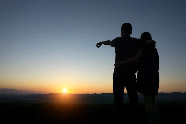 Silhouette Liebhaber Hände gegen Sonnenuntergang — Stockfoto