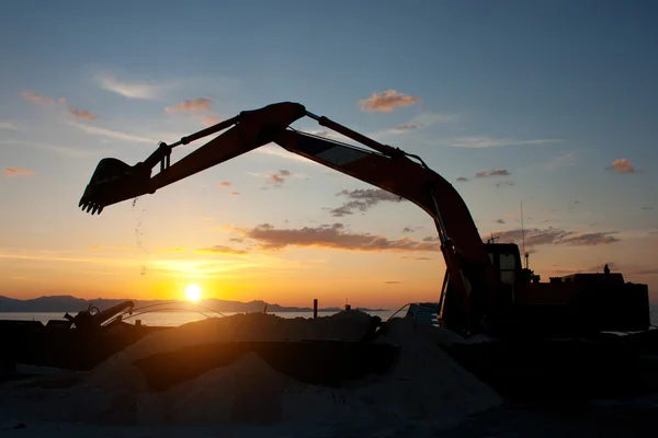 Cargador de orugas excavadora máquina haciendo movimiento de tierras trabajo en sa — Foto de Stock