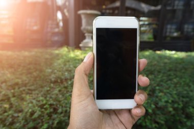 Elini hareket eden smartphone dikey konumda gösterir.