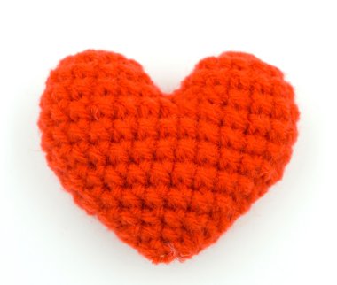 İplik beyaz zemin üzerine yapılan kalp.