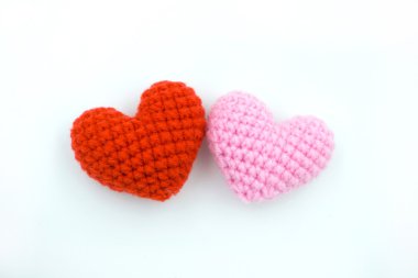 İplik beyaz zemin üzerine yapılan kalp.