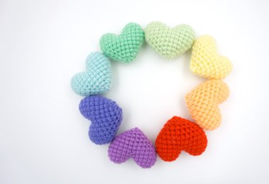 İplik beyaz zemin üzerine yapılan kalp.