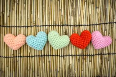 Aşk kalpleri ahşap arka planda