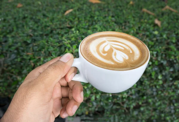 Primer plano de la mano masculina sosteniendo el café — Foto de Stock