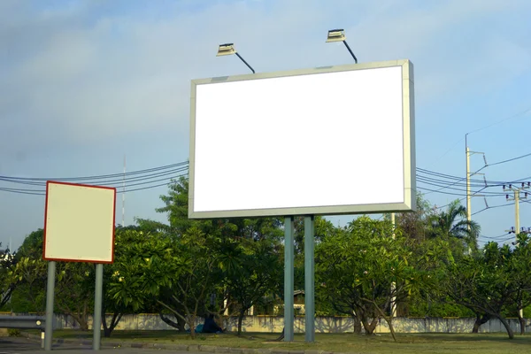Puste billboard na nowe reklamy — Zdjęcie stockowe