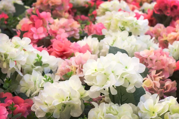 Белые и розовые пластиковые цветы . — стоковое фото