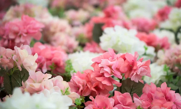 Розовые и белые пластиковые цветы . — стоковое фото