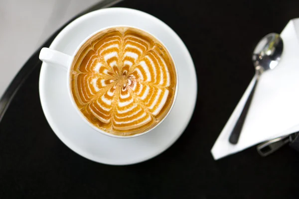 Tasse d'un café au lait au caramel frais — Photo