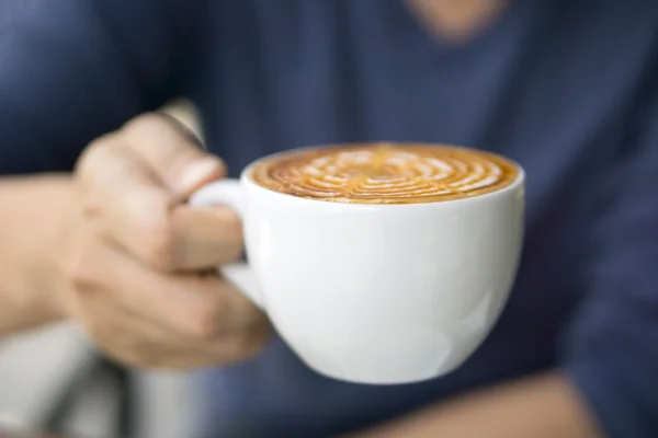 Primo piano del caffè in mano maschile — Foto Stock