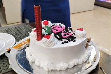 Güzel dekore edilmiş bir pasta.