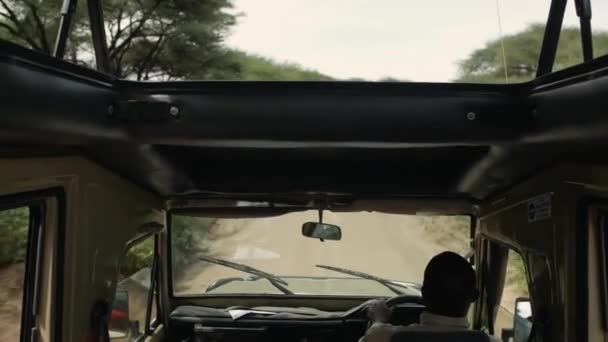 Safari truck is driving along the road. Inside the car — Stok video