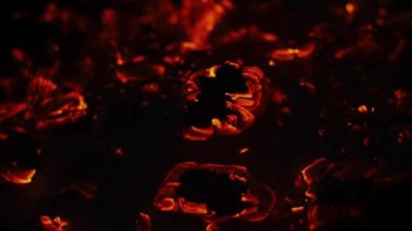 Sıcaklık. Kıvılcımlar yükseliyor. Yanan kömür