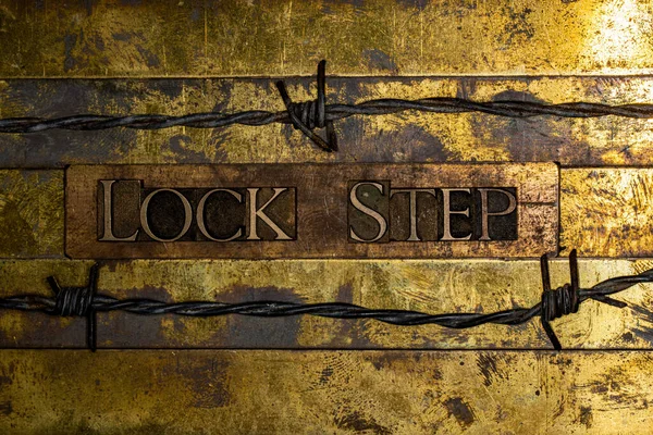 Lock Step Messaggio Testo Vintage Grunge Rame Testurizzato Sfondo Oro — Foto Stock