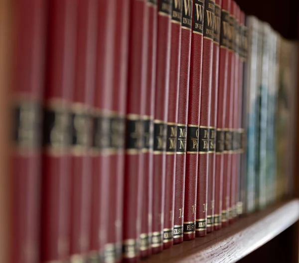 Foco Seletivo Linha Livros Encyclopedia Couro Encadernado Estantes Madeira — Fotografia de Stock