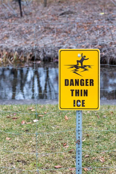 Sarı işaretli siyah metin ince buz için uyarı