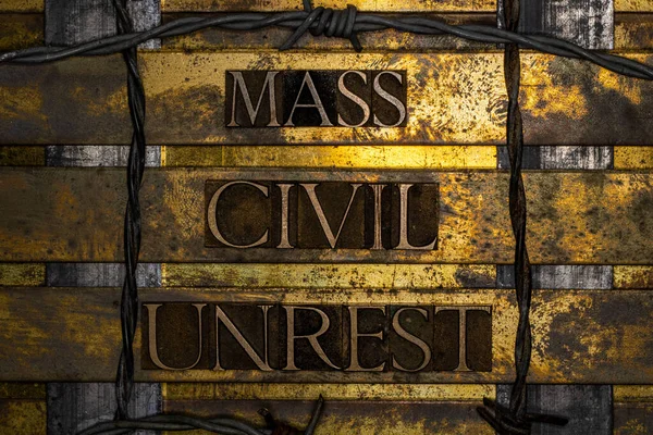 Mass Civil Unrest Mensagem Texto Cobre Grunge Texturizado Fundo Ouro — Fotografia de Stock