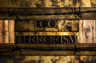 Eko-Terörizm mesajı dikenli telle kaplı, desenli kurşun grunge bakır ve klasik altın arka plan