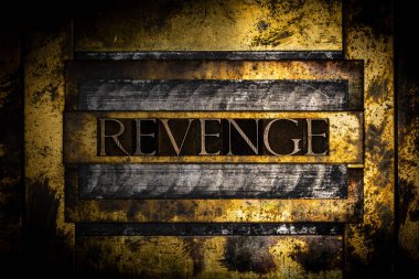 Grunge bakır ve desenli kurşun vintage altın arkaplan üzerine intikam metni