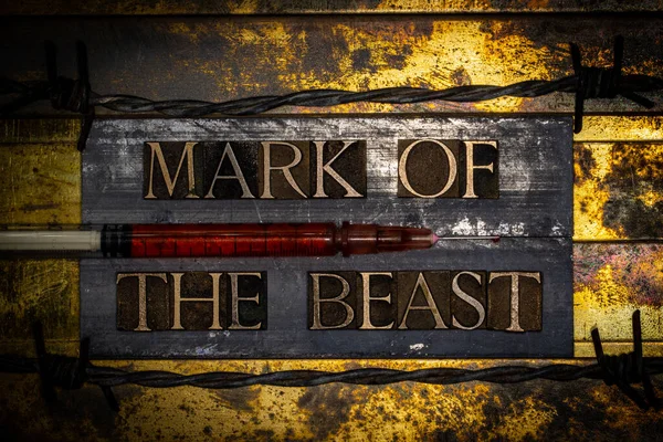 Mark Beast Szöveg Fecskendővel Texturált Grunge Réz Vintage Arany Háttér — Stock Fotó