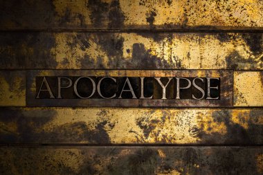 Apocalypse metni, klasik desenli gümüş grunge bakır ve altın arkaplan üzerine hakiki yazı dizisi harfleriyle oluşturuldu