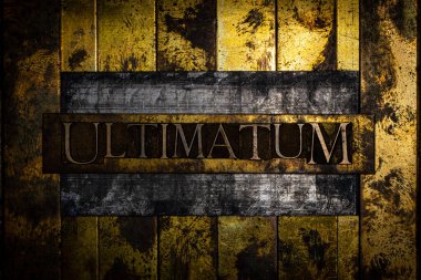 Klasik desenli bakır ve altın arkaplan üzerine ultimatom metni