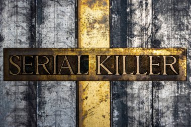 Seri katil metni gerçek otantik yazı dizisi harfleriyle gümüş rengi grunge bakır ve altın arka plan üzerine oluşturuldu.