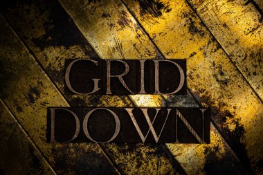 Eski model desenli grunge bakır ve altın arkaplan üzerine Grid Down metni