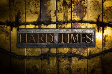 Hard Times metin mesajı dikenli telle kaplanmış klasik desenli grunge bakır ve altın arkaplan 
