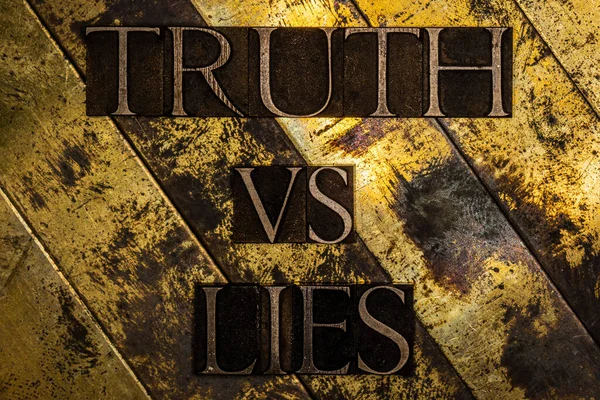 Truth Lies Texto Sobre Vintage Texturizado Grunge Cobre Ouro Fundo — Fotografia de Stock