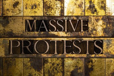 Yapılandırılmış grunge bakır ve klasik altın arkaplan üzerindeki mesajları protesto ediyor
