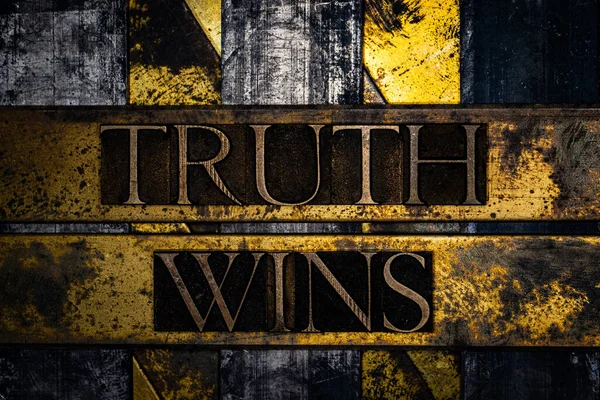 Truth Wins Szöveg Vintage Texturált Grunge Réz Arany Háttér — Stock Fotó