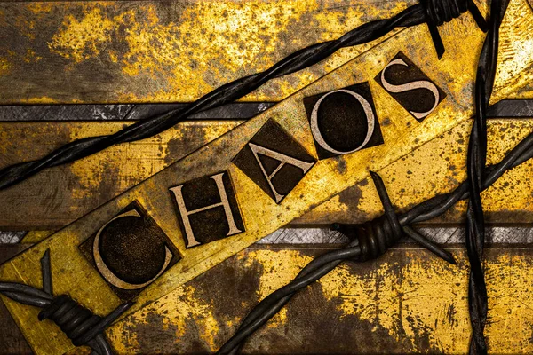 Káosz Szöveges Üzenet Texturált Piszkos Réz Arany Háttér Szögesdrót — Stock Fotó