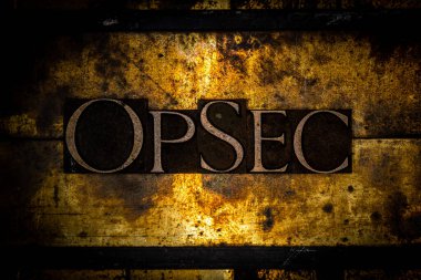 Dokulu grunge bakır ve klasik altın arkaplan üzerine OpSec metni