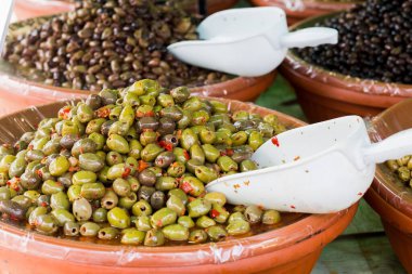 Avusturya 'nın Innsbruck kentindeki bir İtalyan pazarında yeşil zeytin yağı