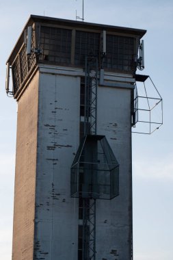 Sint Gillis Waas, Belçika, 7 Kasım 2020 okçuların pratik yapmaları için kuleye bağlı bir kafes.