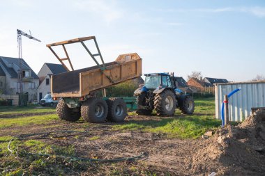 Sint Gillis Waas, Belçika, 7 Kasım 2020, bir inşaat alanında çöp kamyonlu traktör.