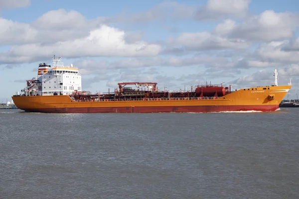 Doel, Belçika, 26 Ekim 2020, Songa Sapphire 2008 'de yapılmış ve Malta bayrağı altında denize açılan bir Petrol Ürünleri Tankeri.