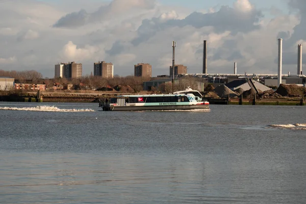 Hoboken Belgie Dezember 2020 Der Wasserbus Fährt Durch Das Industriegebiet — Stockfoto