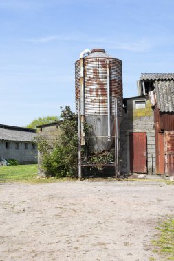 Eski, paslı bir tahıl ambarının dikey fotoğrafı