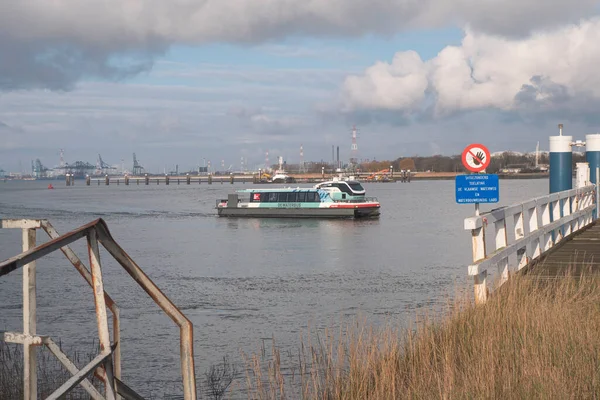 2021年1月1日ベルギーのカロリーフケンシュークの桟橋に水上バスが出航 — ストック写真