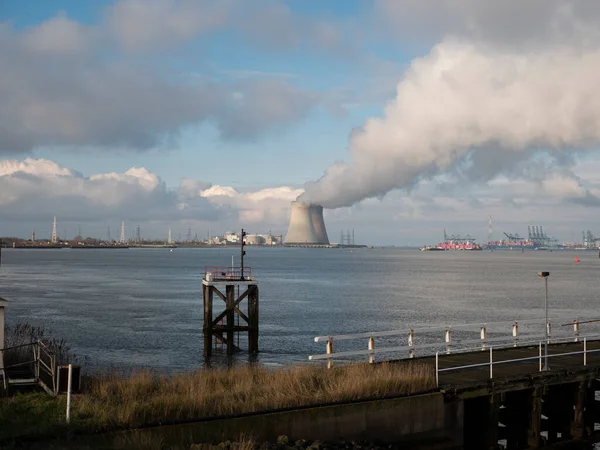 Πύργοι Ψύξης Του Πυρηνικού Σταθμού Του Doel Στο Βέλγιο Από Εικόνα Αρχείου