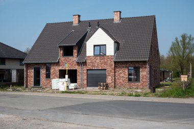 Sint Gillis Waas, Belçika, 21 Nisan 2021 iki yarı müstakil binadan oluşan neredeyse bitmiş yeni bir bina.