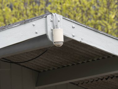 Çatının önüne bağlı ışık için eski yıpranmış hareket detektörü