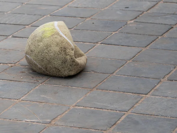 Vieja Pelota Tenis Maltratada Erosionada Descansa Piso Piedra — Foto de Stock