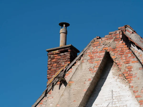 Antigua Chimenea Edificio Muy Antiguo Con Techo Roto —  Fotos de Stock