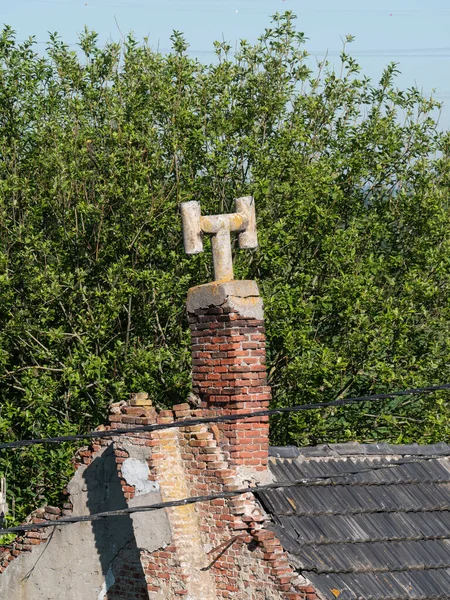 Oude Schoorsteen Die Elk Moment Kan Instorten Een Oud Gebouw — Stockfoto