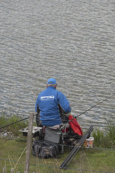 Kruibeke Bélgica Mayo 2021 Pescador Con Chaqueta Azul Gorra Azul —  Fotos de Stock