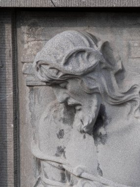 Kafasında betondan bir taç olan İsa Mesih 'in resmi.