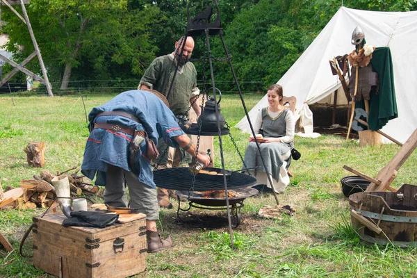 ベルギーのデル 8月2019 人々は中世を再現し 薪火で食べ物を作る ロイヤリティフリーのストック画像