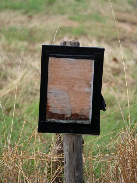 Ošlehaná Dřevěná Plaketa Dřevěné Tyči Venku Zeleném Prostředí Kterou Něco — Stock fotografie